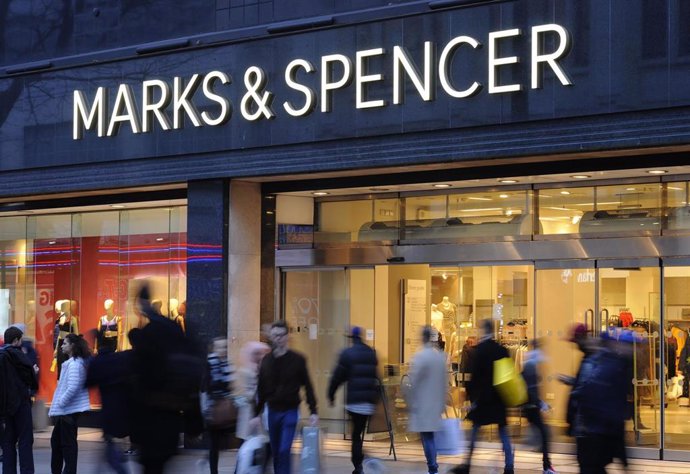 Archivo - FILED - 07 November 2021, United Kingdom, London: Shoppers walk past a brach of Marks & Spencer (M&S). Marks and Spencer Group Plc reported on Thursday that third quarter group sales hit 3.27 billion pounds (4.47 billion dollars), an increase 