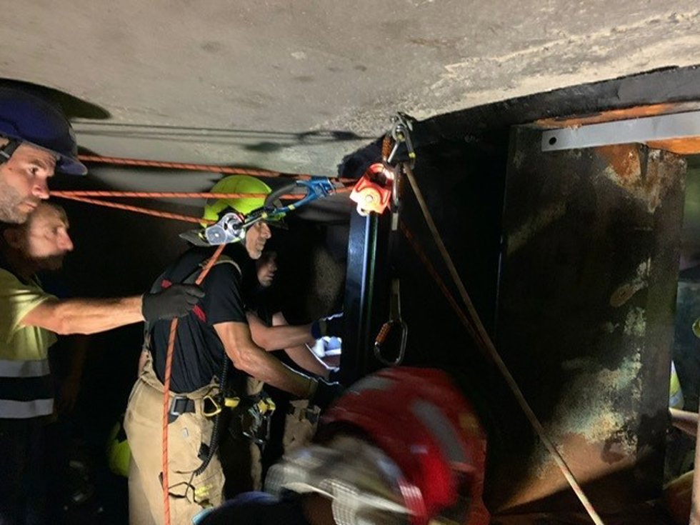 Bomberos de la Diputación de Cáceres participan en el rescate de dos trabajadores heridos