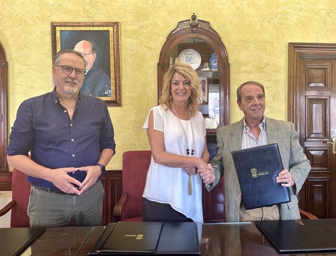 La alcaldesa de Huelva y el responsable de la Asociación de Esclerosis Múltiple