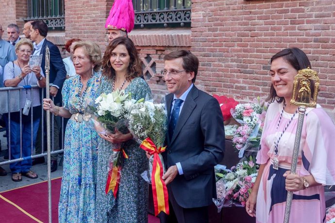 La presidenta de la Comunidad de Madrid, Isabel Díaz Ayuso (2i), y el alcalde de Madrid, José Luis Martínez-Almeida, participan en la Ofrenda Floral  a la Virgen de La Paloma, el Colegio La Salle-La Paloma, a 15 de agosto de 2023, en Madrid (España). 