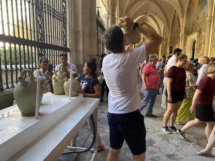 Vuelven los botijos del agua de la Virgen del Sagrario a la Catedral de Toledo