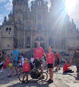 Enrique Ramos y sus hijos Lola y Yago llegan al Obradoiro desde Euskadi con el objetivo de recaudar fondos contra esta enfermedad