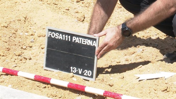 Archivo - Apertura de la fosa 111 del cementerio de Paterna para comenzar los trabajos de exhumación en imagen de archivo