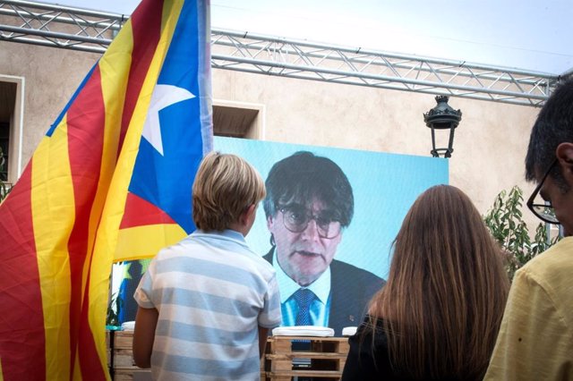 Discurso telemático de Puigdemont durante un mitin electoral en Amer en julio