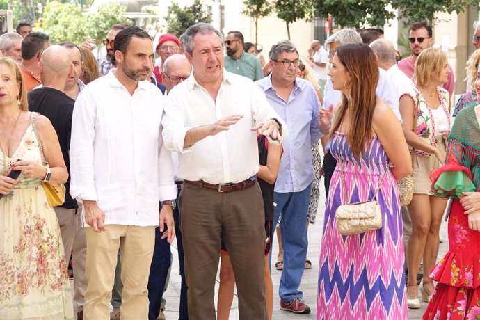 El secretario general del PSOE de Málaga, Dani Pérez, y el secretario general del PSOE-A, Juan Espadas, este martes en la Feria de Málaga.