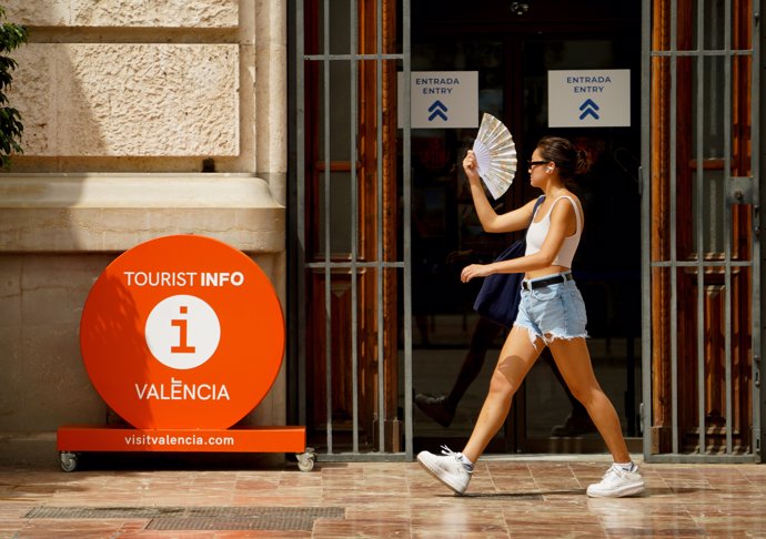 Una mujer con abanico, a 10 de agosto de 2023, en Valencia, Comunidad Valenciana (España). 