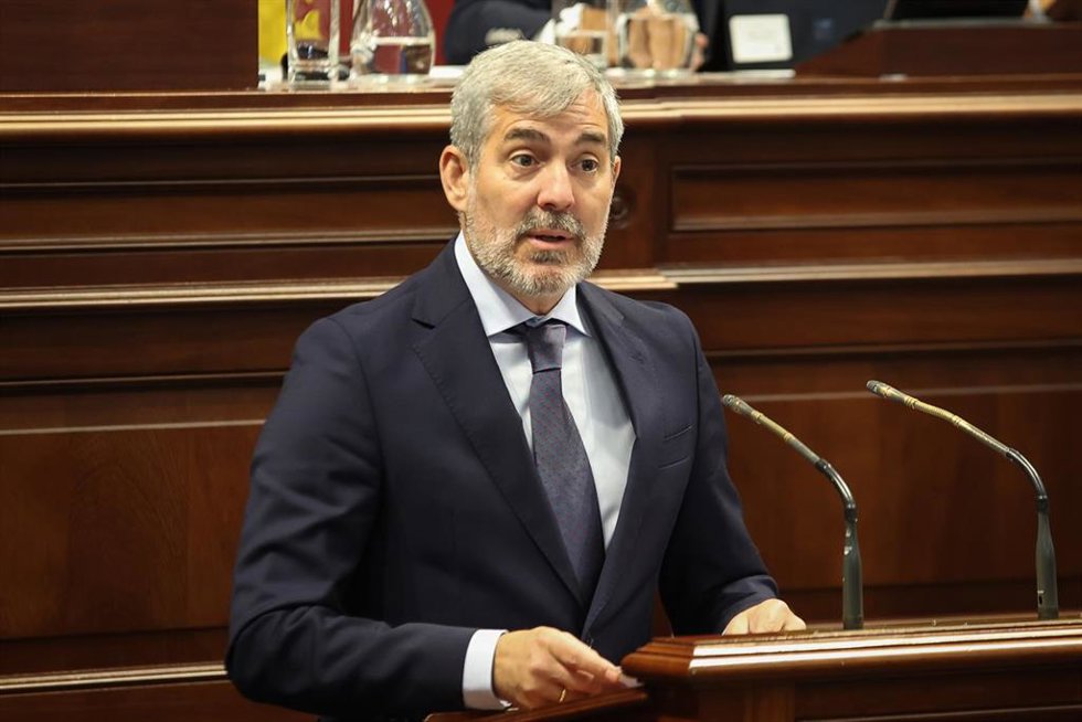Archivo - El nuevo presidente del Gobierno de Canarias, Fernando Clavijo, durante la segunda jornada del Pleno del debate de investidura del nuevo presidente del Gobierno de Canarias, en el Parlamento de Canarias, a 12 de julio de 2023, en Santa Cruz d