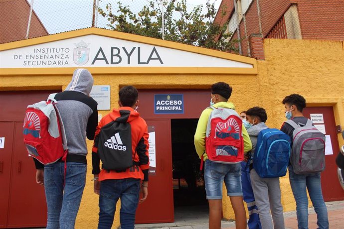 Archivo - Imagen de archivo de alumnos a la entrada de un Instituto en Ceuta. 