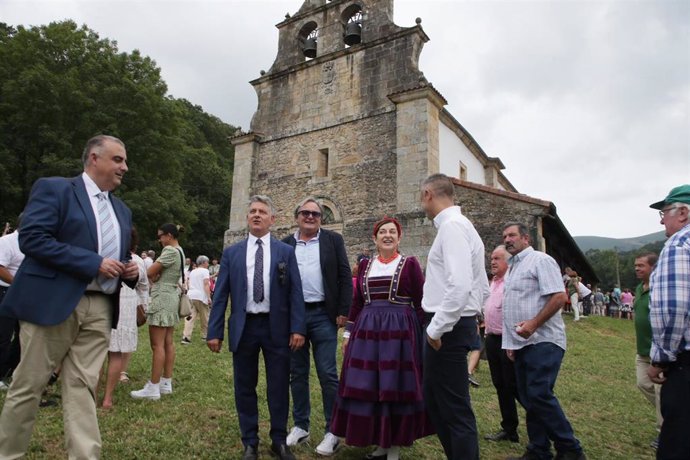 La presidenta de Cantabria, María José Sáenz de Buruaga, acude a la festividad de Nuestra Señora de Valvanuz, en Selaya, vestida con un traje pasiego