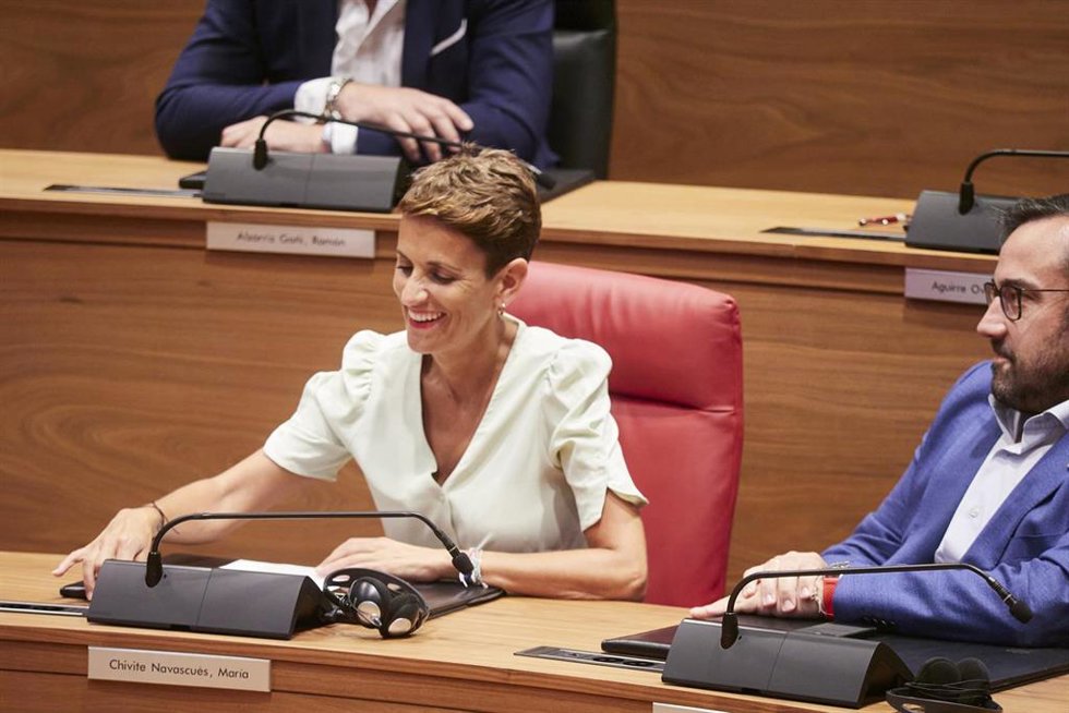 La reelegida presidenta de Navarra, María Chivite, y el vicepresidente primero, consejero de Presidencia, Igualdad, Función Pública e Interior y portavoz del Gobierno, Javier Remírez Apesteguía, en la segunda votación de la Investidura, en el Parlamento