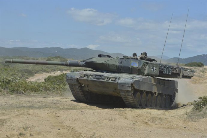 Archivo - May 5, 2023, Capo Teulada, Sardinia, Italy: German Army Leopard 2A7V main battle tanks with the Panzerbataillon 393 armor battalion conduct tactical maneuvers during NATO Exercise Nobel Jump 2023 at the Capo Teulada Training Area, May 5, 2023 