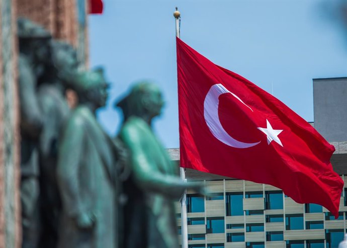 Archivo - May 14, 2023, Istanbul, Turkey: Commemorative monument of the Republic of Türkiye, in Taksim Square,  with the figure of Kemal Ataturk, the first president, and the Turkish flag in the background. With a second round of the Turkish elections o