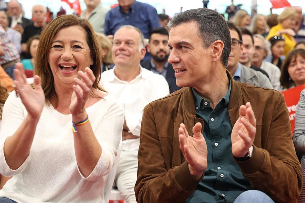 Archivo - El secretario general del PSOE y presidente del Gobierno, Pedro Sánchez, y la presidenta del Govern, Francina Armengol, en un acto de campaña del PSOE, a 17 de mayo de 2023, en Palma de Mallorca, Mallorca, Islas Baleares (España). El acto se d