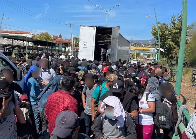 Archivo - Imagen de archivo de un rescate de migrantes que viajaban en un trailer en México