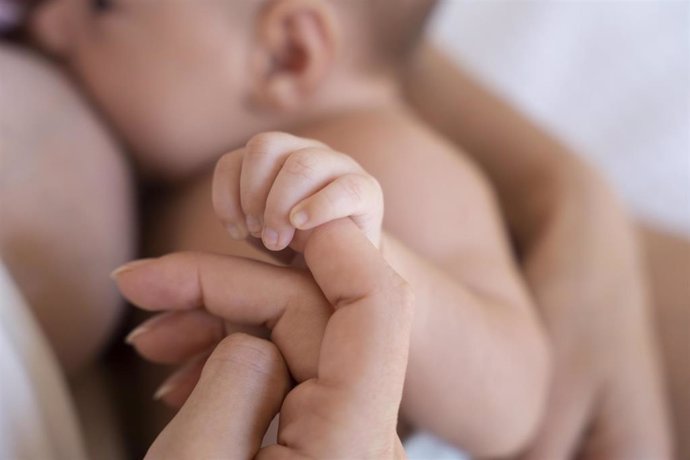 Archivo - Madre y recién nacido durante la lactancia