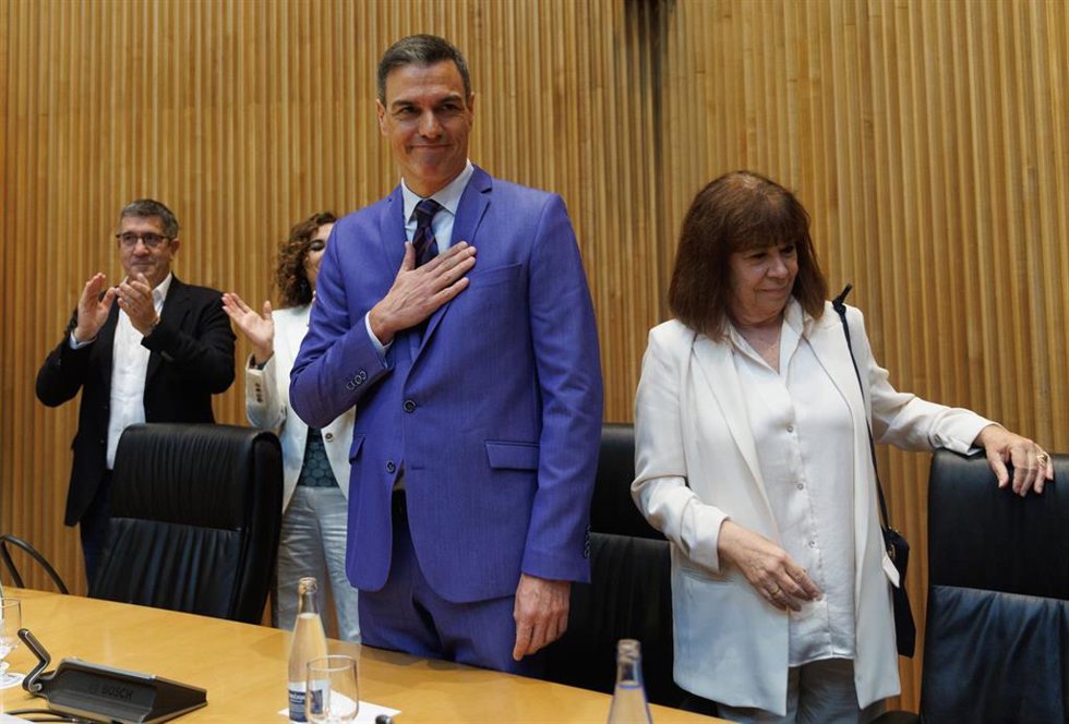 Archivo - El presidente del Gobierno y secretario general del PSOE, Pedro Sánchez y la presidenta del PSOE, Cristina Narbona (1d), a su llegada a una reunión con los diputados y senadores socialistas, en el Congreso, a 30 de mayo de 2023, en Madrid (Esp