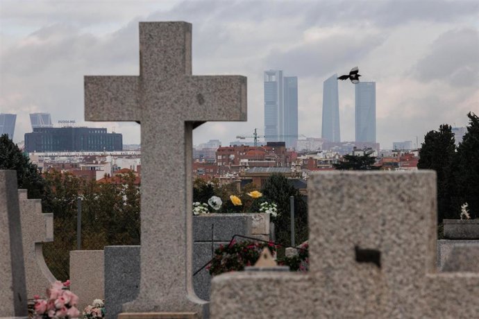 Archivo - Vista de varias lápidas en el cementerio de La Almudena, a 1 de noviembre de 2022, en Madrid (España).