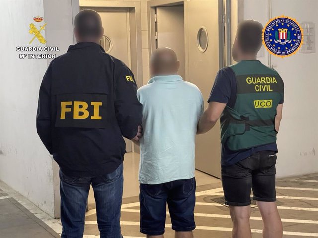Agentes del FBI y la Guardia Civil detienen a un huido de la justicia estadounidense acusado de delitos sexuales contra menores.