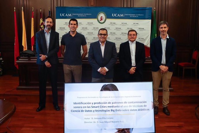 Foto de familia durante la presentación de la tesis del nuevo doctor de la UCAM, Antonio Pita, sobre el desarrollo de una inteligencia artificial capaz de identificar y predecir patrones de contaminación sonora en las ciudades mediante sensores acústicos
