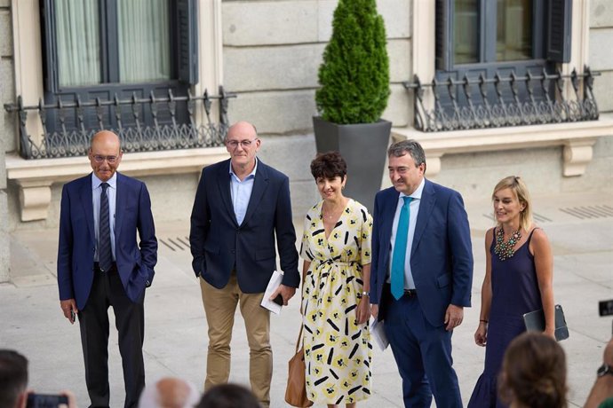 El portavoz del PNV en el Congreso, Aitor Esteban (2d) y los diputados del PNV en el Congreso, Mikel Legarda (1i), Idoia Sagastizabal (1d), Maribel Vaquero (c) y Joseba Andoni Agirretxea (2i) a su llegada al Congreso, a 16 de agosto de 2023