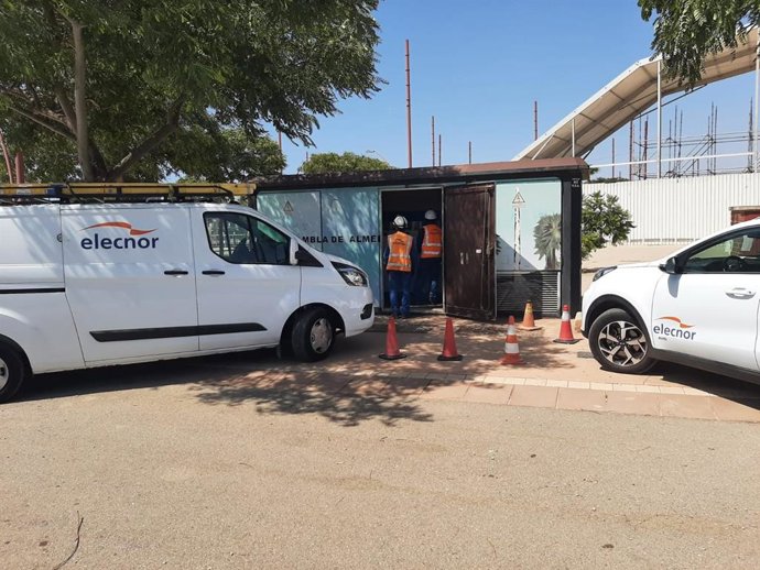 Personal de Endesa en el recinto ferial de Almería.