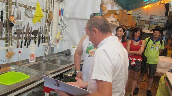 Archivo -  Inspección Sanitaria municipal en las Txosnas de Bilbao.