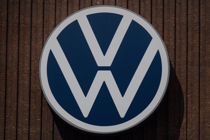 Archivo - FILED - 26 July 2022, Lower Saxony, Wolfsburg: The Volkswagen logo hangs on the outside facade of the Volkswagen plant. Photo: Melissa Erichsen/dpa