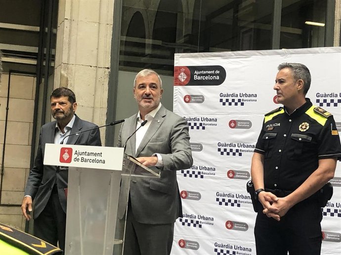 El alcalde de Barcelona, Jaume Collboni, en una rueda de prensa en la comisaría del distrito de Ciutat Vella de Barcelona