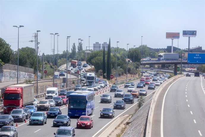 Varios coches circulan en la autovía A-6, a 11 de agosto de 2023, en Madrid (España). 