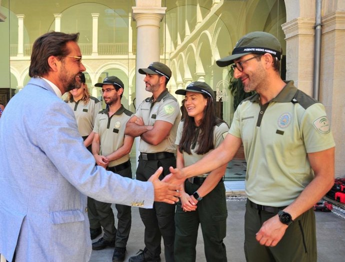 Recepción de nuevos agentes de medio ambiente en la sede de la Junta en Granada
