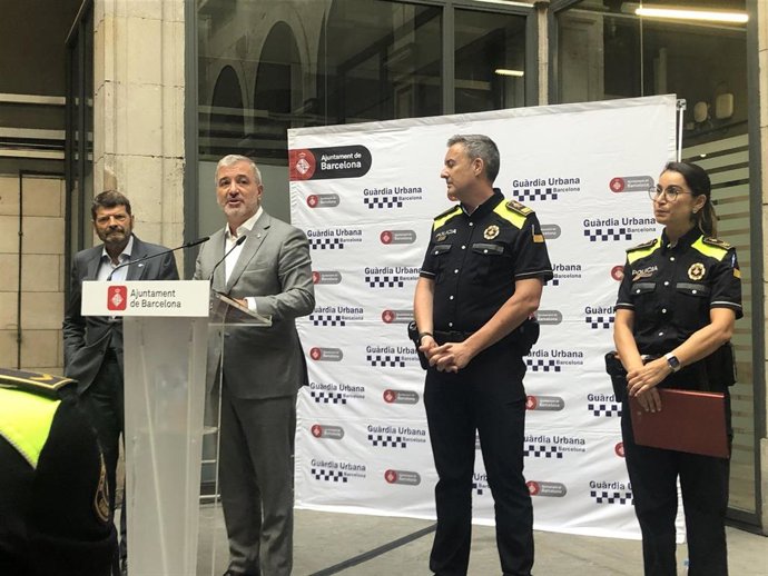 El alcalde de Barcelona, Jaume Collboni; el teniente de alcalde Albert Batlle; el Intendent Major de la Guardia Urbana, Pedro Velázquez, y la subinspectora Gemma Alfonso inauguran el SAV de Ciutat Vella