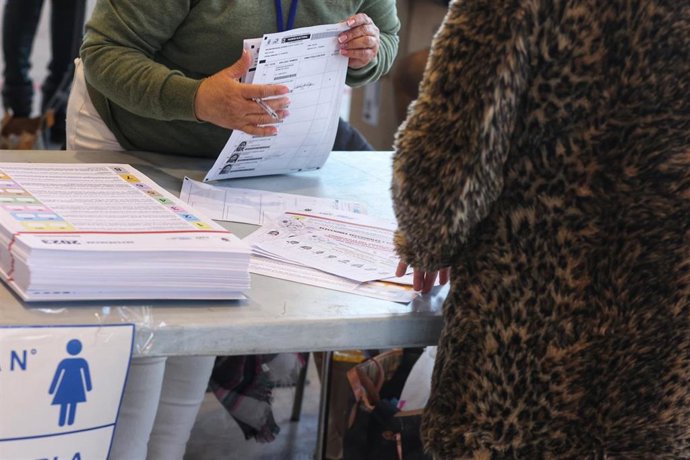 Archivo - Un ciudadano ecuatoriano vota para las elecciones generales de su país en febrero de 2023