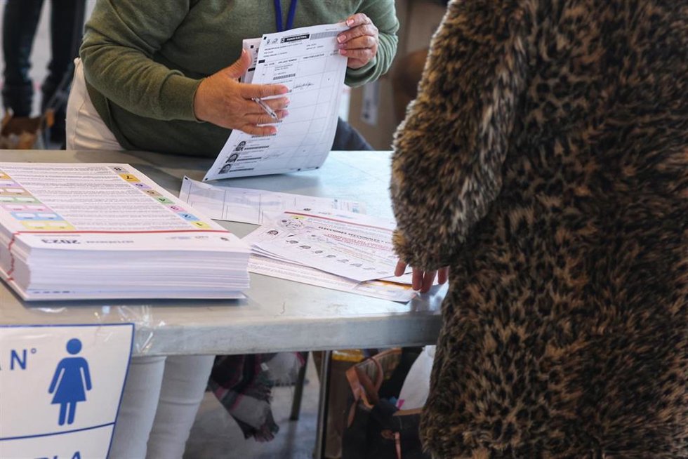 Archivo - Un ciudadano ecuatoriano vota para las elecciones generales de su país en febrero de 2023