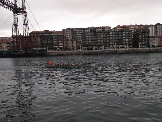 Archivo - Embarcación de remo por La Ría.