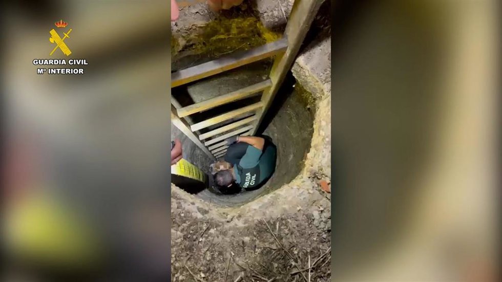 La Guardia Civil rescata un perro que había caído a un pozo en Tarancón.