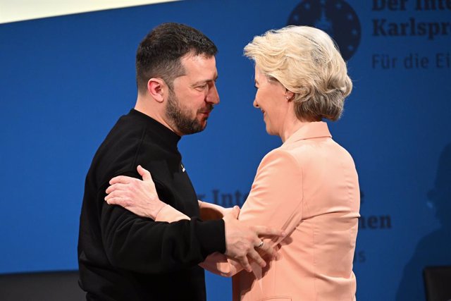 Archivo - 14 May 2023, North Rhine-Westphalia, Aachen: European Commission President Ursula von der Leyen (R) hugs Ukrainian President Volodymyr Zelensky after her speech at the award ceremony of the Charlemagne Prize for Services to European Unity. Photo