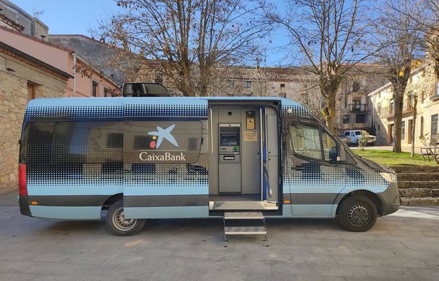 Archivo - Arxivo - Una ofimóvil de CaixaBank.