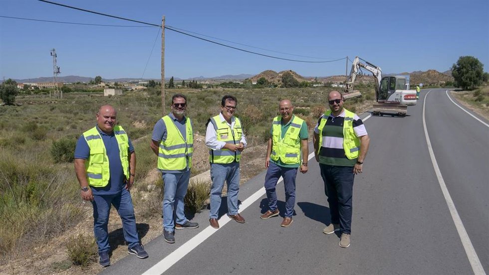 El diputado delegado de Fomento, Medio Ambiente y Agua, Antonio Jesús Rodríguez, visita las obras de acondicionamiento de carreteras arcén en Huércal-Overa acompañado del alcalde del municipio, Domingo Fernández.