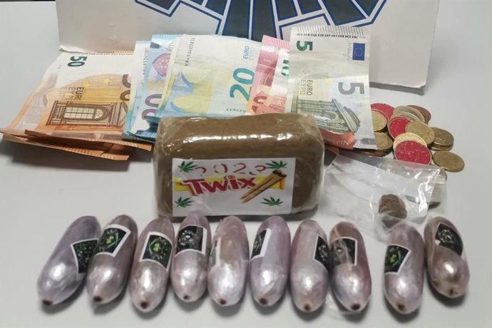 Hachís y dinero intervenidos durante la detención de un individuo en Cartagena