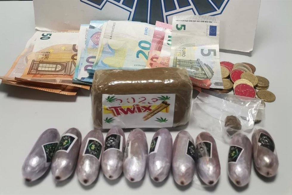 Hachís y dinero intervenidos durante la detención de un individuo en Cartagena