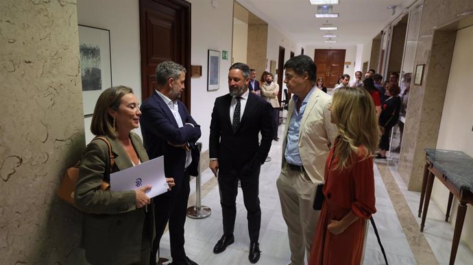 La secretaria general del PP, Cuca Gamarra (1i), el líder de Vox, Santiago Abascal (c) y la diputada del PP, Cayetana Álvarez de Toledo (1d) en el Congreso, a 16 de agosto de 2023, en Madrid (España).