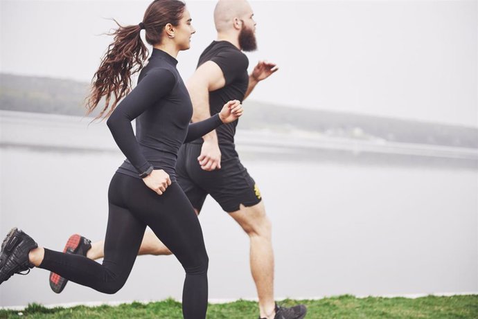 Archivo - Pareja corriendo.