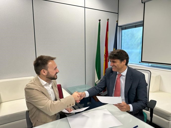 Director de Andalucía Emprende, fundación adscrita a la Consejería de Universidad, Investigación e Innovación y el director general del Instituto Andaluz de la Juventud (IAJ), organismo dependiente de la Consejería de Inclusión Social firman el convenio