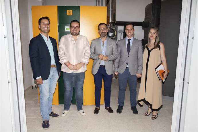 El delegado de Desarrollo Económico, Promoción y Empleo de la Diputación de Córdoba, Félix Romero (centro), en la recepción en Monturque de la obra para la rehabilitación energética del CEIP Torre del Castillo.