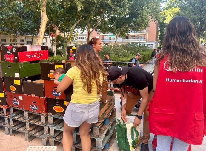 Familia recogiendo material de la Fundación Madrina para combatir el calor
