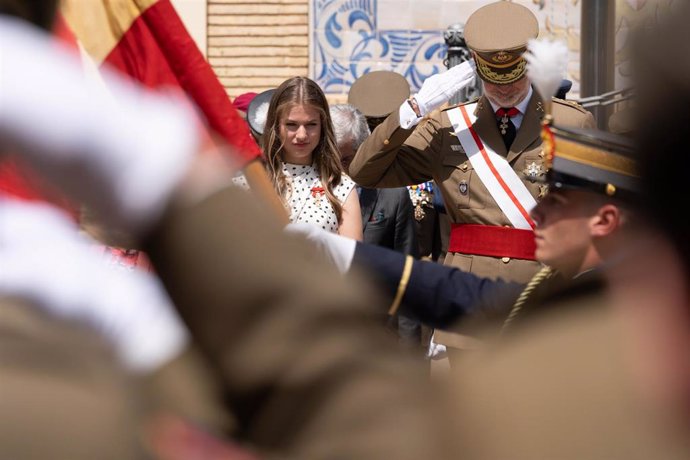 Archivo - La Princesa Leonor y el Rey Felipe VI durante el acto de entrega de Reales Despachos y nombramientos de los nuevos oficiales del Ejército de Tierra y de la Guardia Civil, en la Academia General Militar de Zaragoza