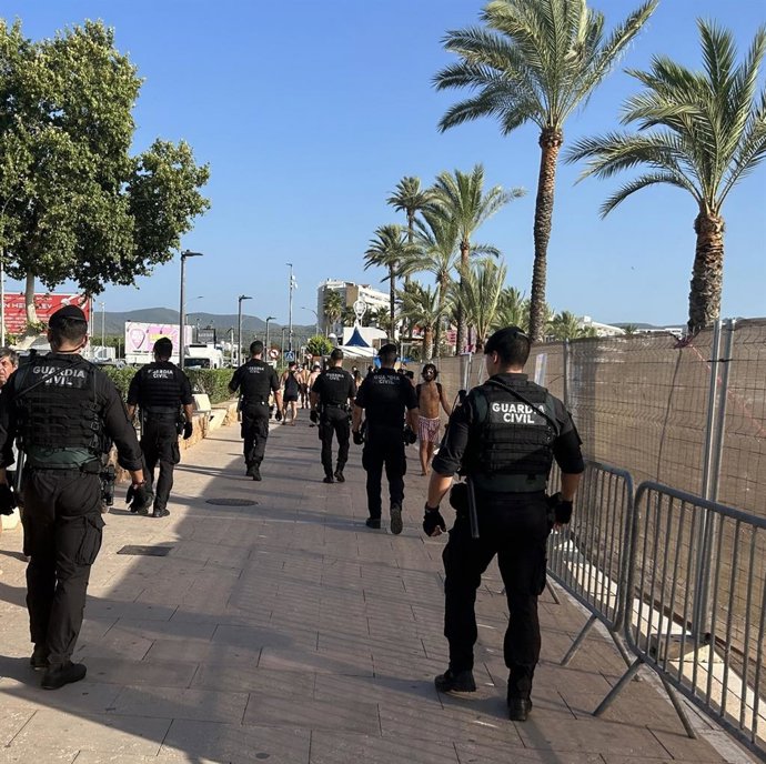 Agentes del GRS en Ibiza.