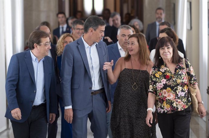 El presidente del Gobierno en funciones y secretario general del PSOE, Pedro Sánchez (2i), el expresidente de la Junta y secretario general del PSOE de Extremadura, Guillermo Fernández Vara (1i), la diputada socialista y expresidenta de Baleares, Franci