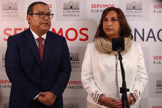 Archivo - El primer ministro de Perú, Alberto Otárola, y la presidenta, Dina Boluarte.