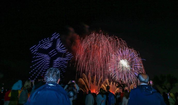 Archivo - El presidente de Cantabria, Miguel Ángel Revilla, y el consejero de Turismo, Javier López Marcano, presencian el espectáculo 'Camino de Luz', que iluminó anoche la Bahía de Santander y cerró los actos de apertura del Año Jubilar Lebaniego